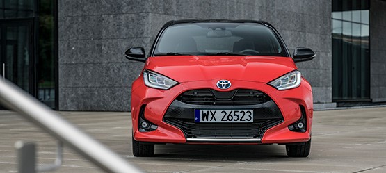 HATCHBACK TOYOTA YARIS NOWYM LIDEREM W EUROPIE